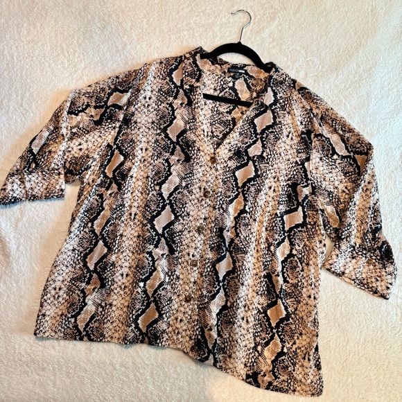 Fashion Nova Chic Snake Print Top - Picture 2 of 9